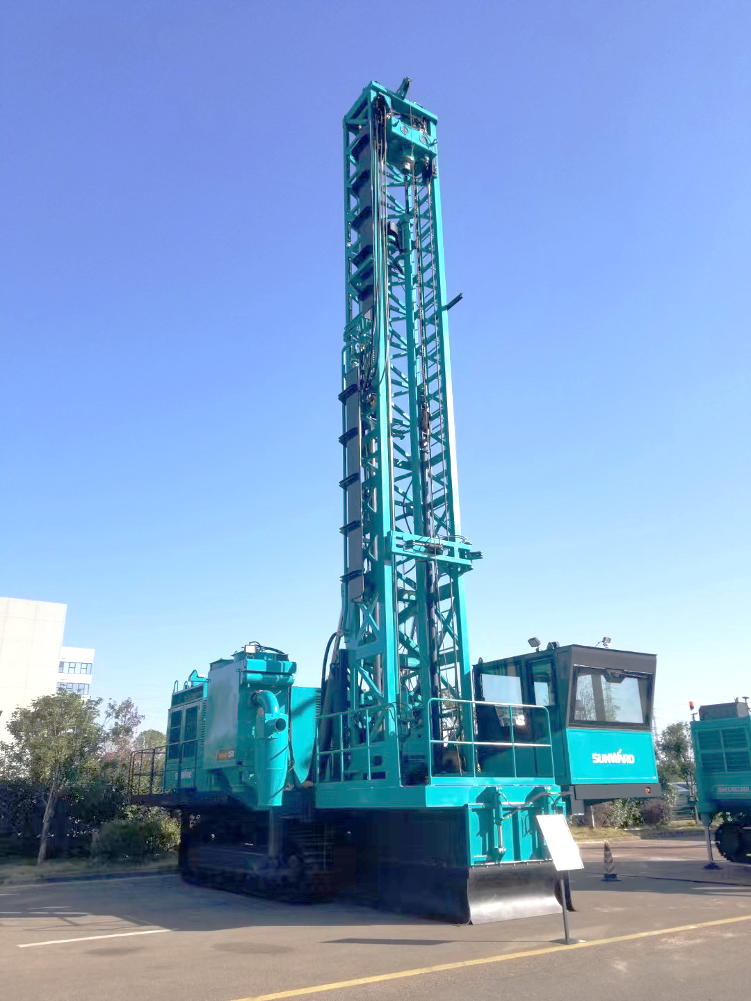 两种钻进模式+更大扭矩！开云官方注册-开云(中国)
智能自主研制的全液压牙轮钻机下线