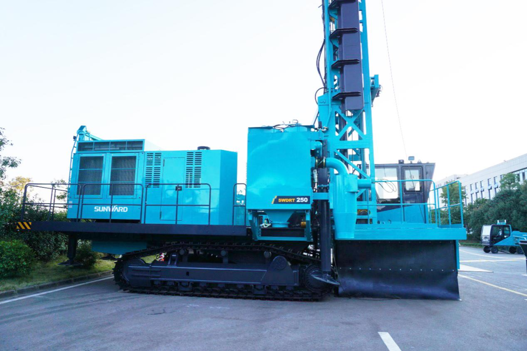 两种钻进模式+更大扭矩！开云官方注册-开云(中国)
智能自主研制的全液压牙轮钻机下线