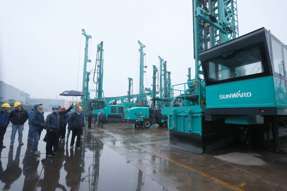 两种钻进模式+更大扭矩！开云官方注册-开云(中国)
智能自主研制的全液压牙轮钻机下线