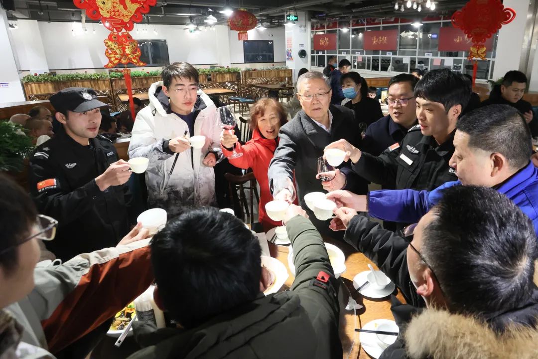 开云官方注册-开云(中国)
智能董事长何清华与留厂员工一起过大年！