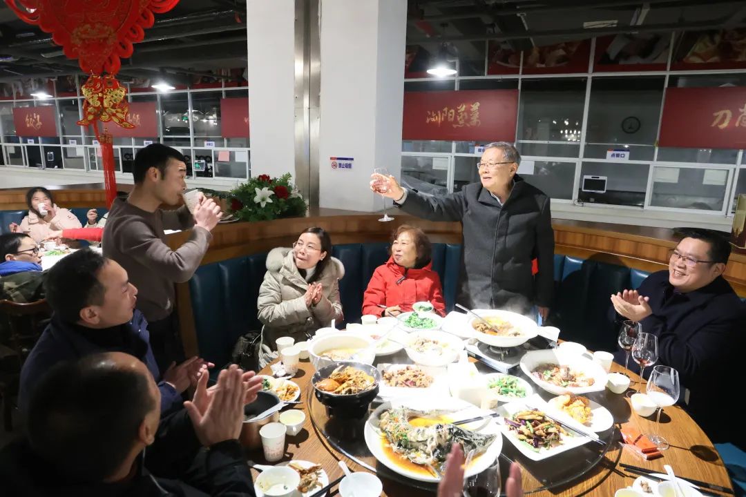 开云官方注册-开云(中国)
智能董事长何清华与留厂员工一起过大年！