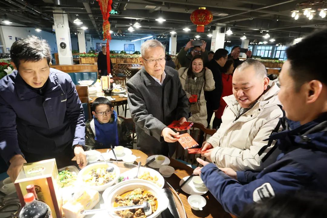 开云官方注册-开云(中国)
智能董事长何清华与留厂员工一起过大年！