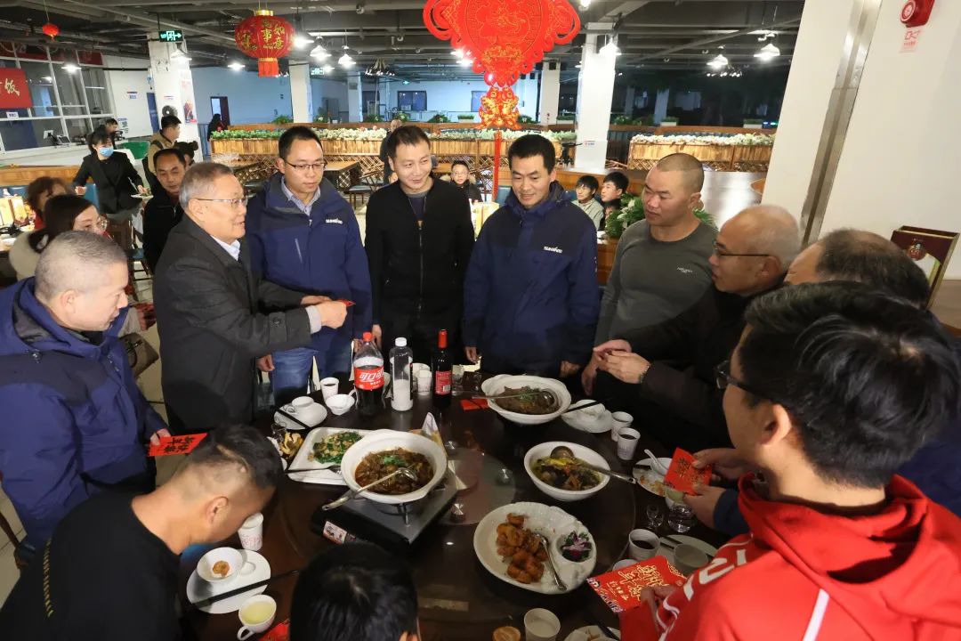 开云官方注册-开云(中国)
智能董事长何清华与留厂员工一起过大年！