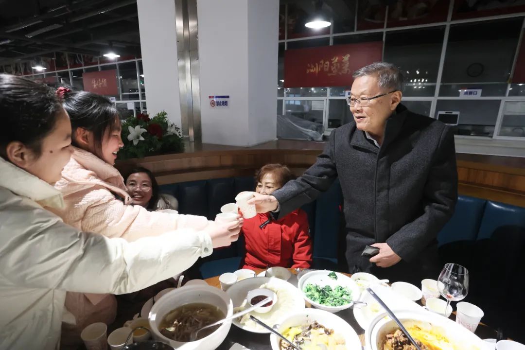 开云官方注册-开云(中国)
智能董事长何清华与留厂员工一起过大年！