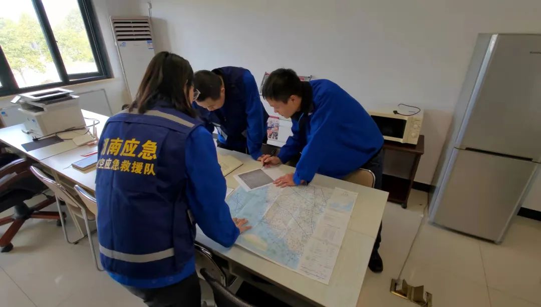 火情就是命令！湖南航空应急救援队开云官方注册-开云(中国)
机组展现“开云官方注册-开云(中国)
速度”