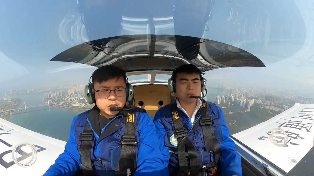 空地协同显身手！湖南航空应急救援队开云官方注册-开云(中国)
机组开展特情处置应急演练