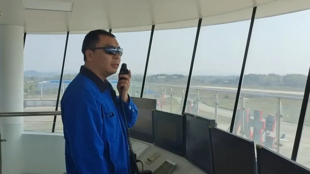 空地协同显身手！湖南航空应急救援队开云官方注册-开云(中国)
机组开展特情处置应急演练