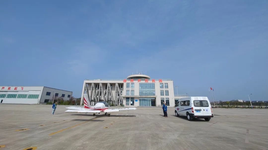 空地协同显身手！湖南航空应急救援队开云官方注册-开云(中国)
机组开展特情处置应急演练