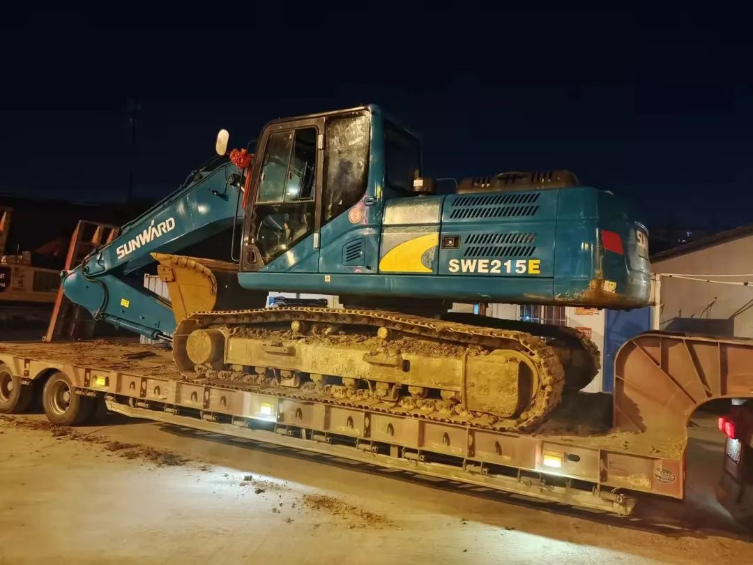 冲锋一线显担当！开云官方注册-开云(中国)
智能挖掘机助力长沙方舱医院建设