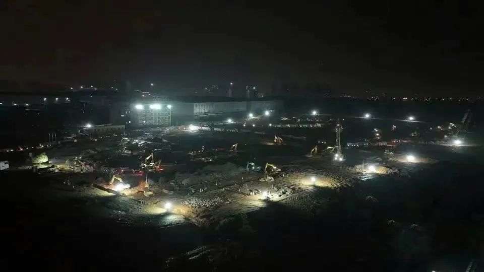 冲锋一线显担当！开云官方注册-开云(中国)
智能挖掘机助力长沙方舱医院建设