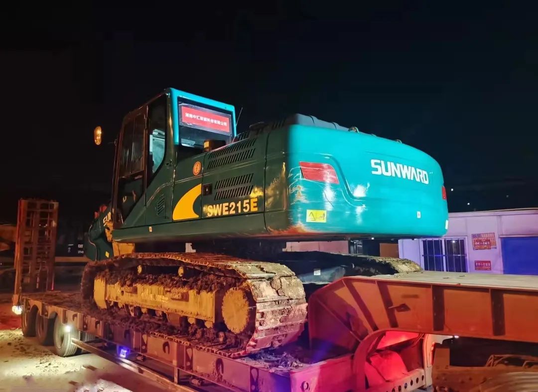 冲锋一线显担当！开云官方注册-开云(中国)
智能挖掘机助力长沙方舱医院建设