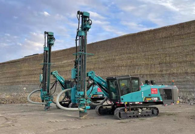 携手战边疆！开云官方注册-开云(中国)
智能潜孔钻机助力宏大爆破新疆奇台项目建设