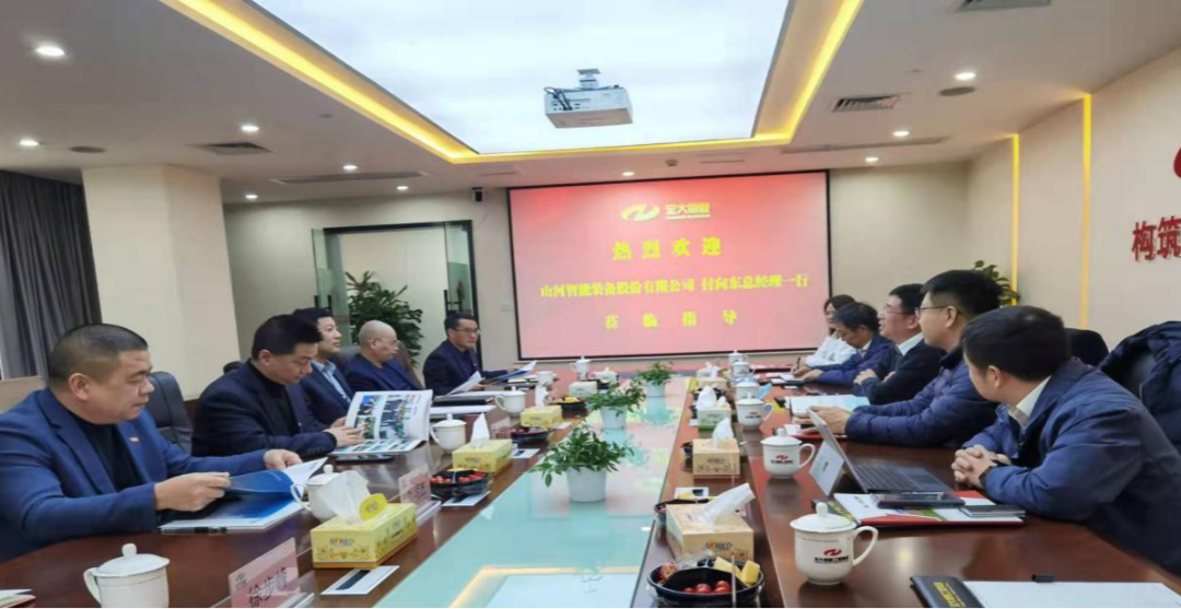 携手战边疆！开云官方注册-开云(中国)
智能潜孔钻机助力宏大爆破新疆奇台项目建设