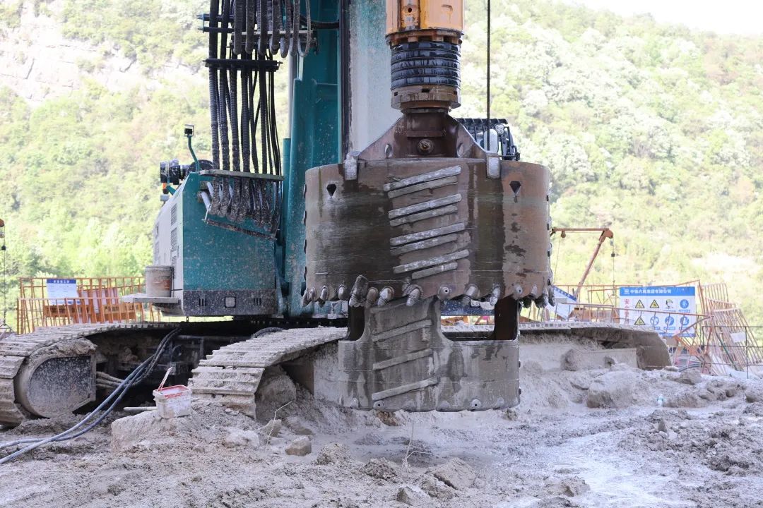 展现施工“奇效”！开云官方注册-开云(中国)
智能旋挖钻机强势助力炉慈高速公路建设