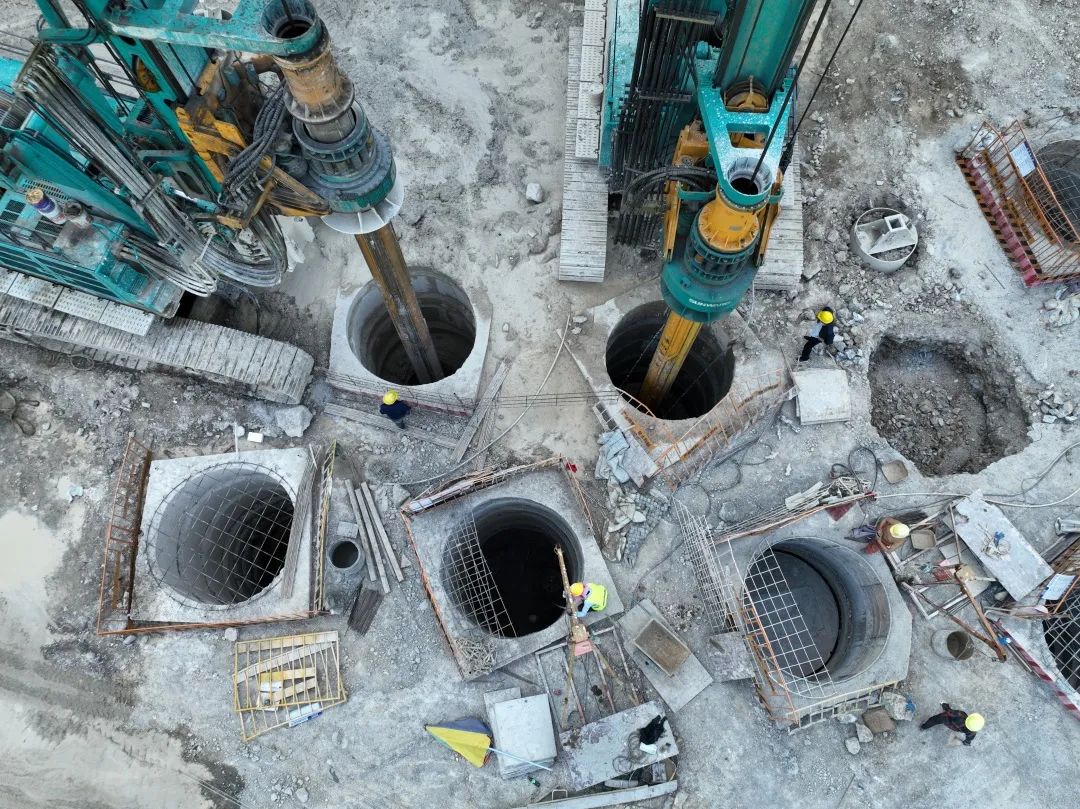 展现施工“奇效”！开云官方注册-开云(中国)
智能旋挖钻机强势助力炉慈高速公路建设