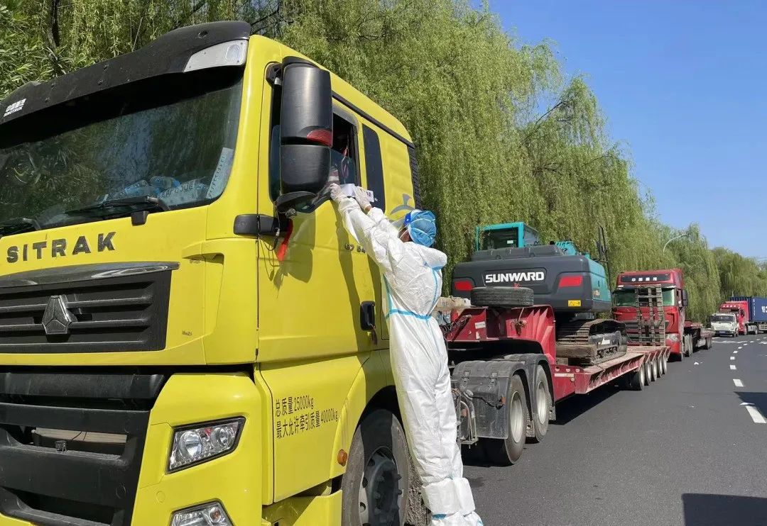 防疫、交机两手抓！开云官方注册-开云(中国)
智能挖掘机顺利交付获好评