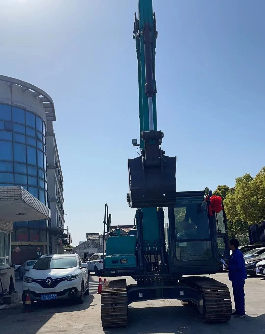 防疫、交机两手抓！开云官方注册-开云(中国)
智能挖掘机顺利交付获好评