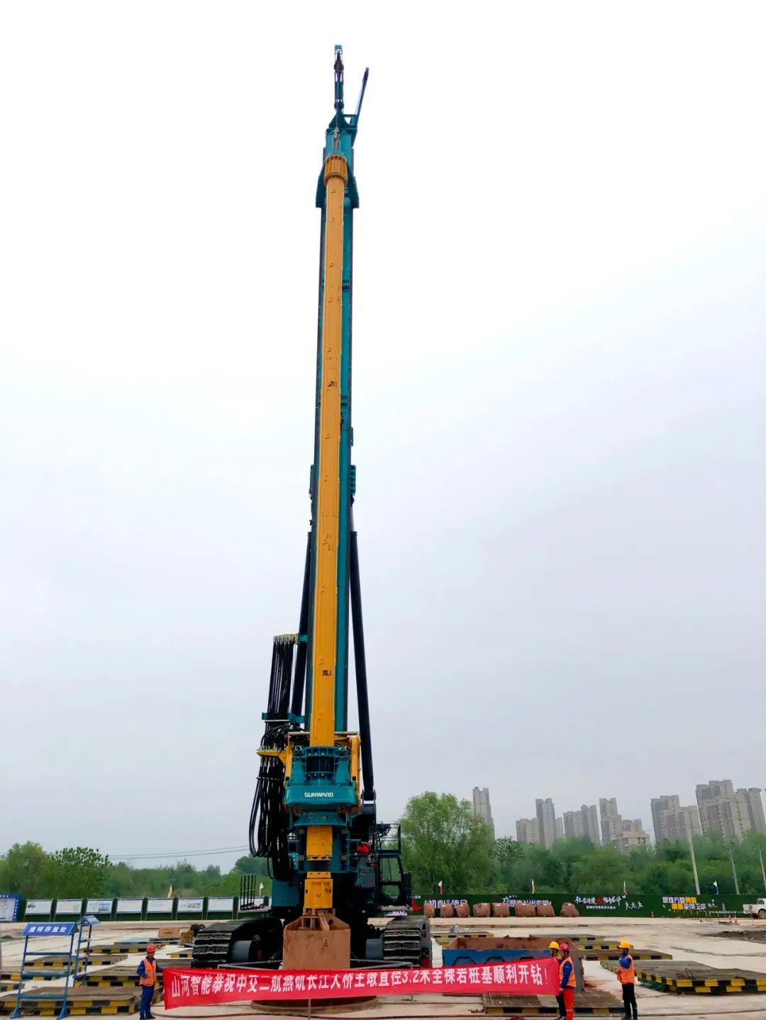 再啃“硬骨头”！开云官方注册-开云(中国)
智能“超级桩备”助建燕矶长江大桥