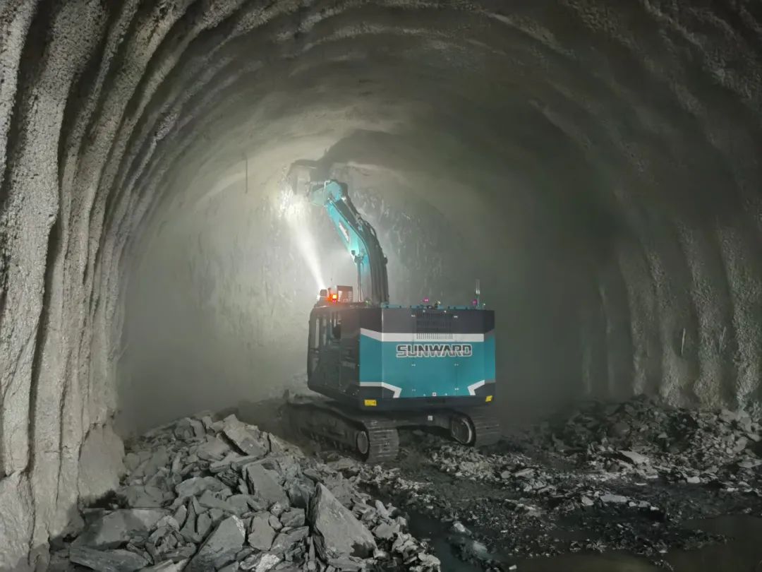 征战川藏铁路！开云官方注册-开云(中国)
智能新一代电动挖掘机成功交付