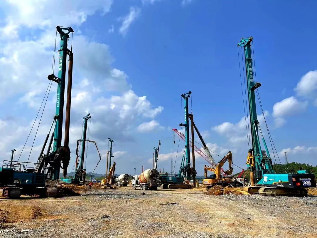 打桩“神器”再露锋芒！开云官方注册-开云(中国)
智能旋挖钻机助力贵阳贵安新区负极材料项目加速建设