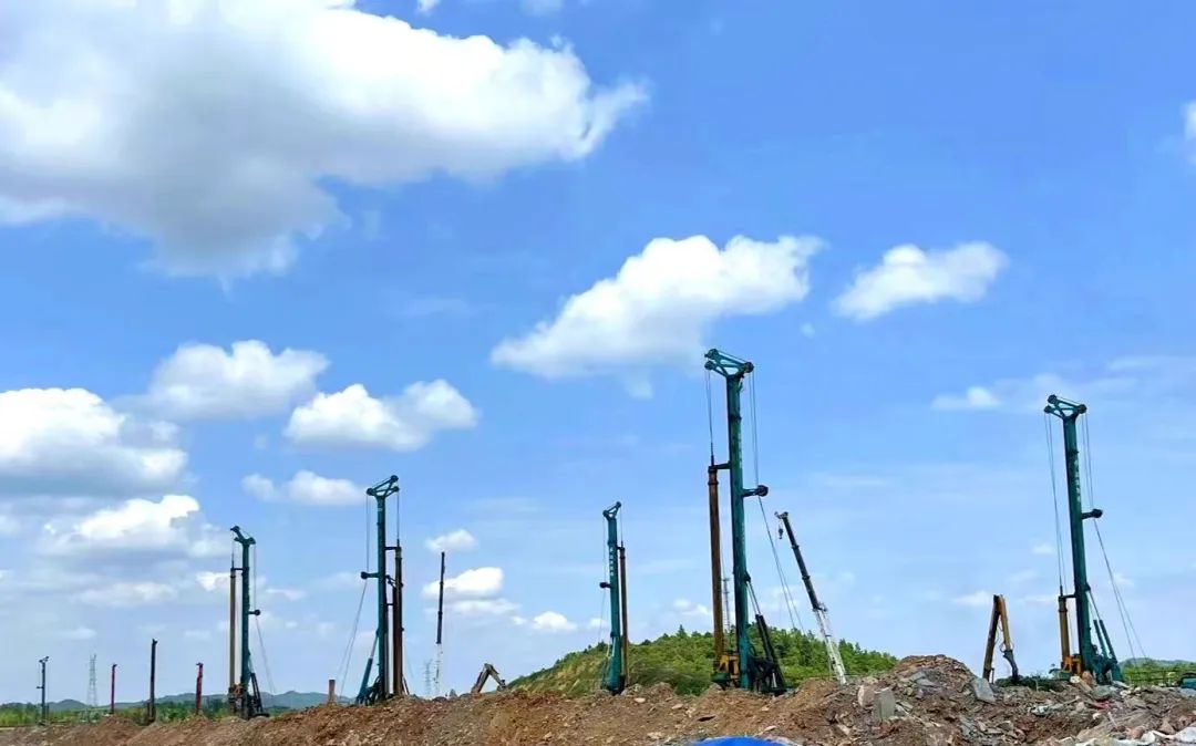 打桩“神器”再露锋芒！开云官方注册-开云(中国)
智能旋挖钻机助力贵阳贵安新区负极材料项目加速建设