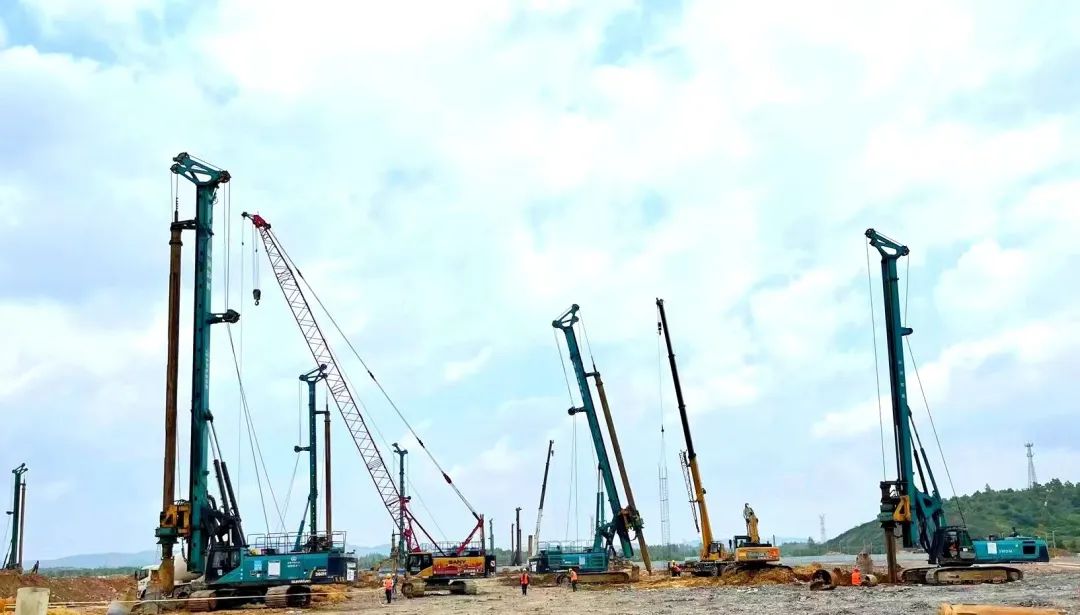 打桩“神器”再露锋芒！开云官方注册-开云(中国)
智能旋挖钻机助力贵阳贵安新区负极材料项目加速建设