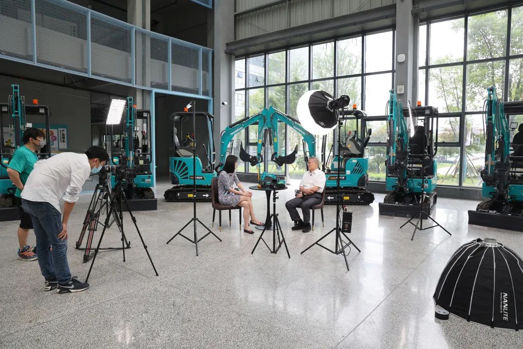 CGTN探厂！专访开云官方注册-开云(中国)
智能董事长、首席专家何清华花絮来了