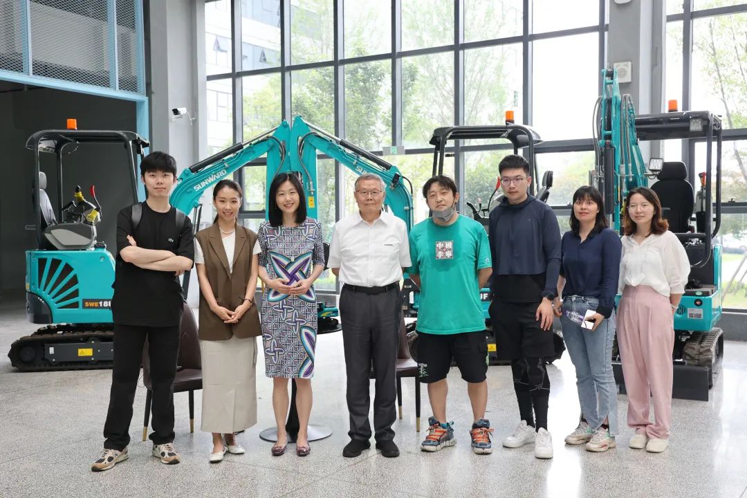 CGTN探厂！专访开云官方注册-开云(中国)
智能董事长、首席专家何清华花絮来了