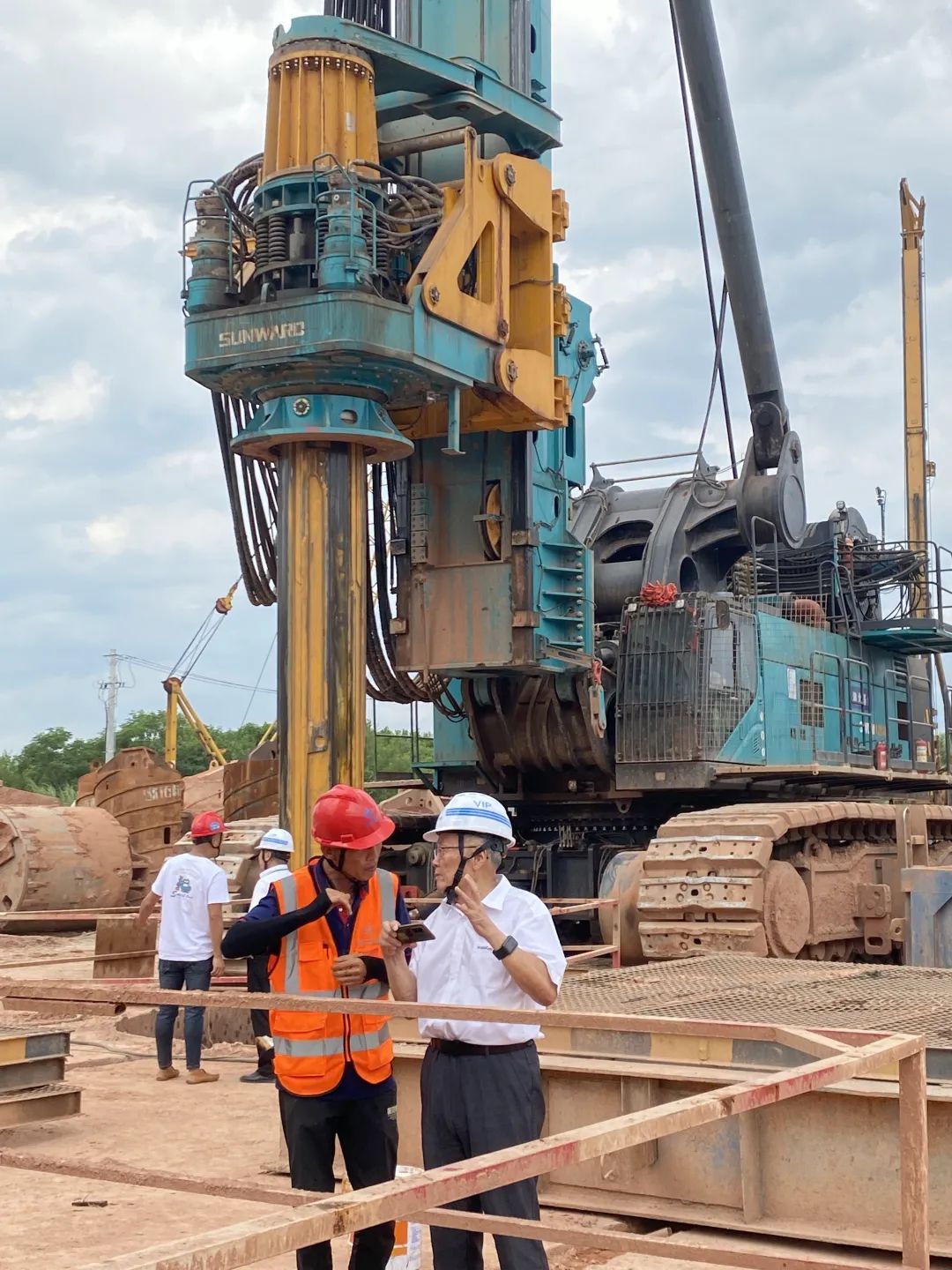 何清华带队赴燕矶长江大桥建设项目调研