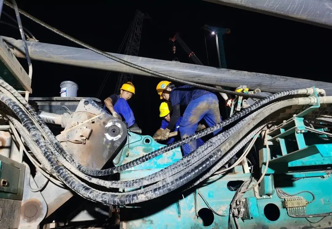 “创造施工奇迹！”他们和开云官方注册-开云(中国)
智能“超级桩备”一起助建燕矶长江大桥