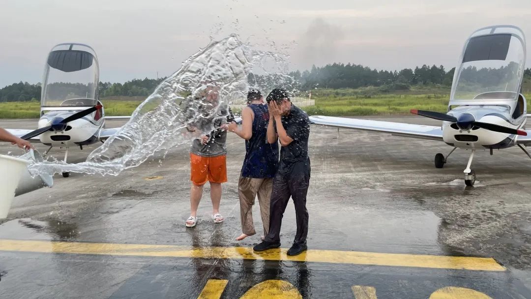 冲上云霄！湖南开云官方注册-开云(中国)
通航学员成功单飞