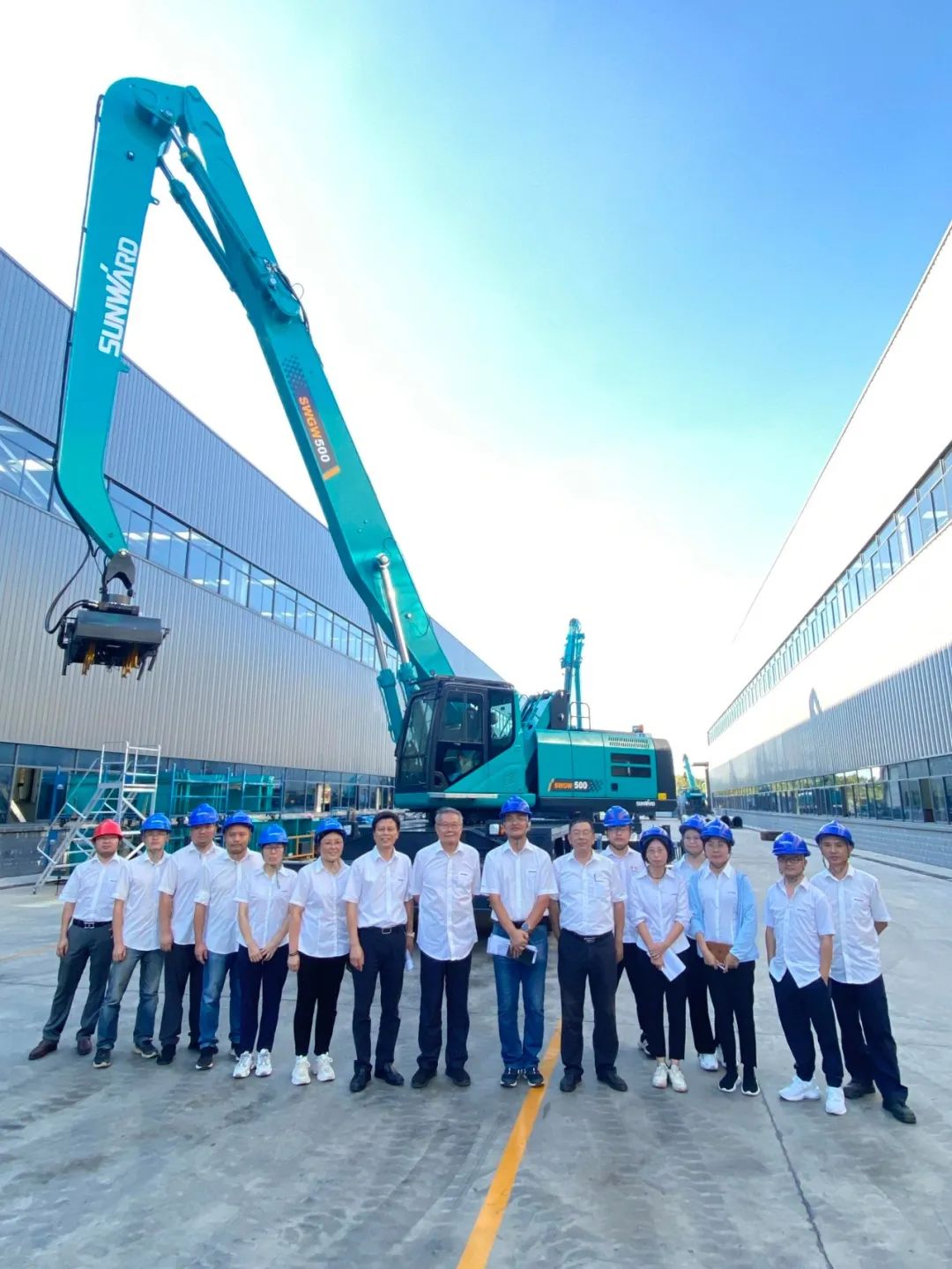 作业幅度达18米，开云官方注册-开云(中国)
智能首台轮式抓料机成功下线