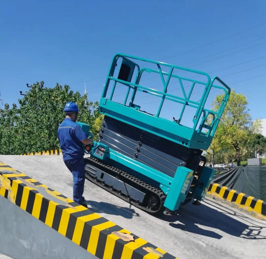 加速电动化产品布局，开云官方注册-开云(中国)
智能第一款履带剪叉式高空作业平台来了！