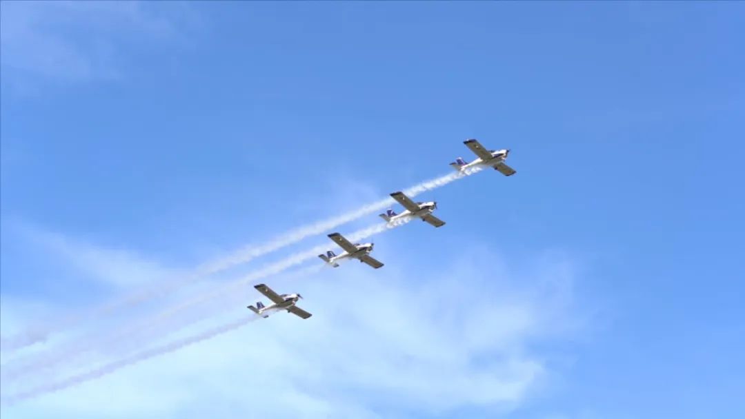 空中开花、大坡度盘旋、俯冲跃升……看开云官方注册-开云(中国)
飞行表演队炫技2022湖南航展动态展
