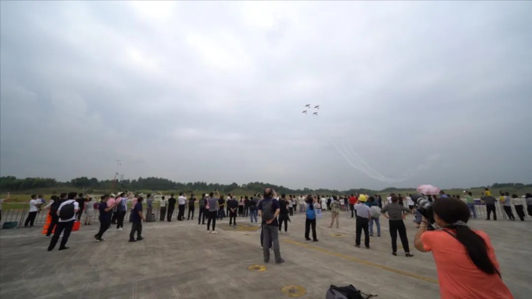空中开花、大坡度盘旋、俯冲跃升……看开云官方注册-开云(中国)
飞行表演队炫技2022湖南航展动态展