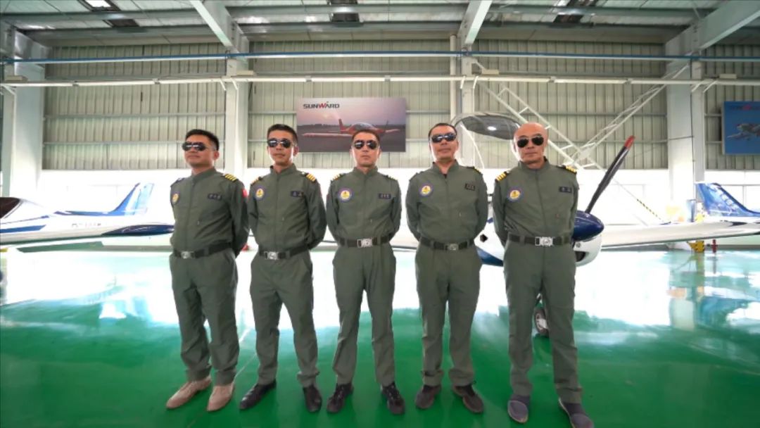 空中开花、大坡度盘旋、俯冲跃升……看开云官方注册-开云(中国)
飞行表演队炫技2022湖南航展动态展