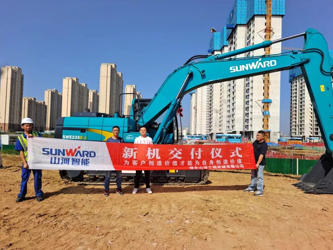 全款拿下！开云官方注册-开云(中国)
智能挖掘机奔赴工地一线