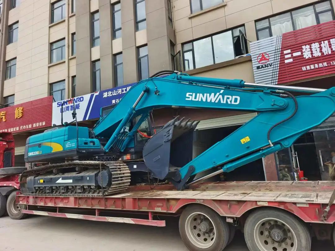 全款拿下！开云官方注册-开云(中国)
智能挖掘机奔赴工地一线