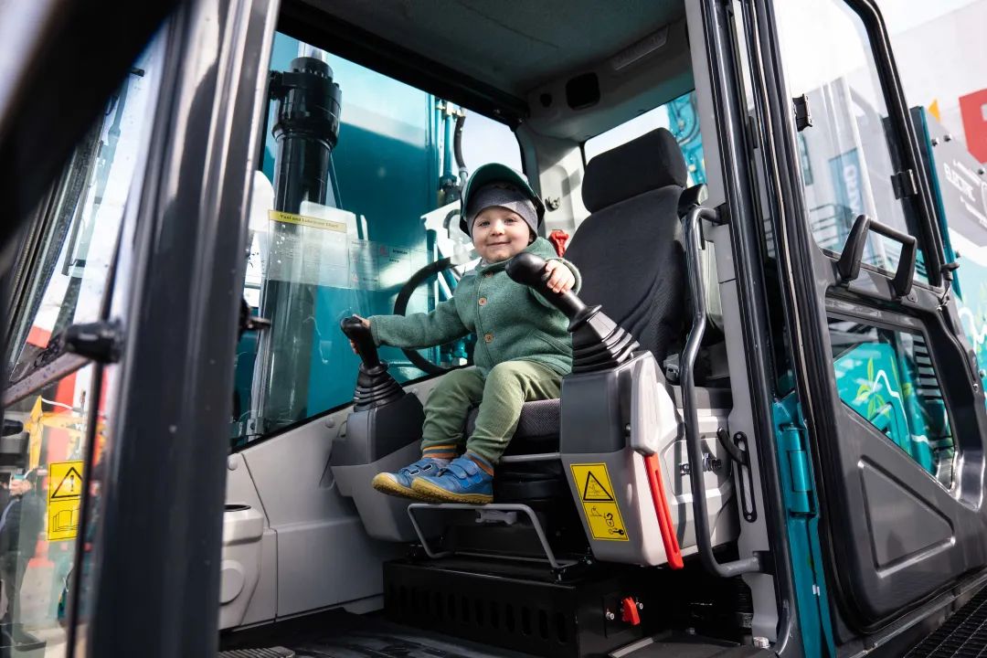 Bauma 2022 | 一组火热现场图带您重温开云官方注册-开云(中国)
智能德国宝马展之旅