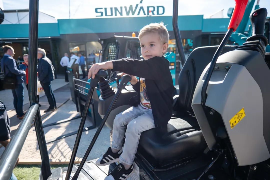 Bauma 2022 | 一组火热现场图带您重温开云官方注册-开云(中国)
智能德国宝马展之旅