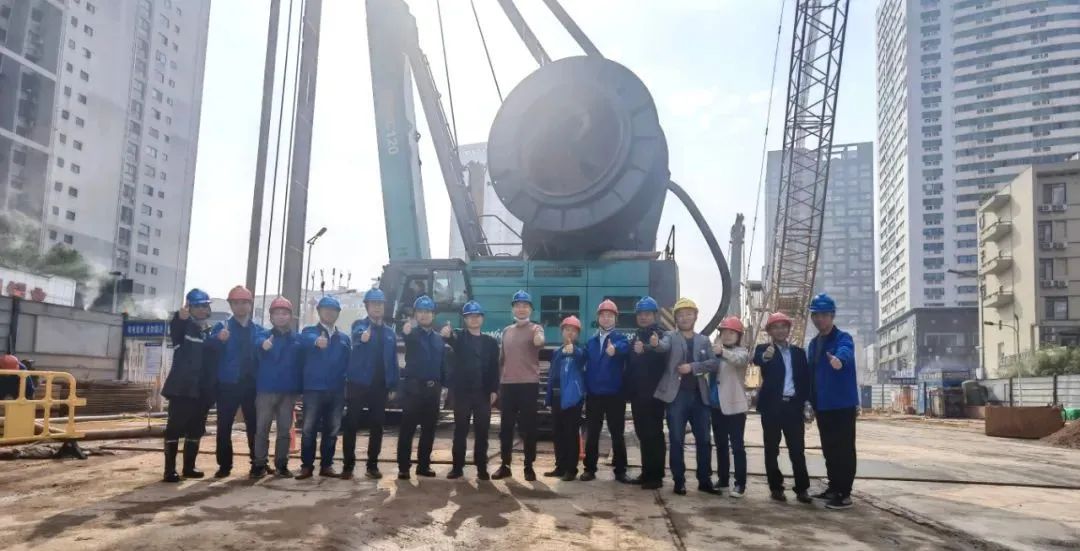 首战创佳绩！开云官方注册-开云(中国)
智能双轮铣槽机助建长沙地铁7号线