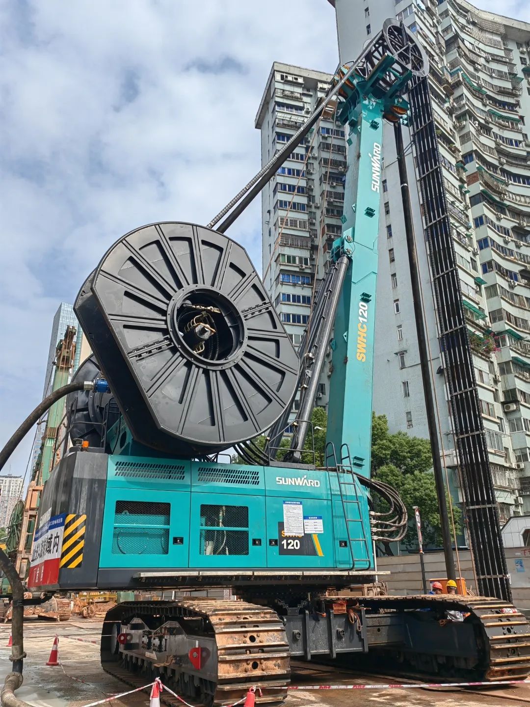 首战创佳绩！开云官方注册-开云(中国)
智能双轮铣槽机助建长沙地铁7号线