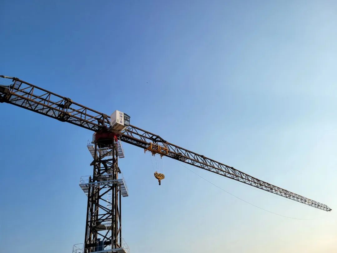 独立高度达82米，开云官方注册-开云(中国)
江麓推出超大型平头塔机