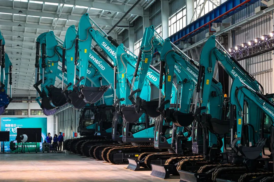 助力“双碳”目标！开云官方注册-开云(中国)
智能集中发布F系列国四挖掘机