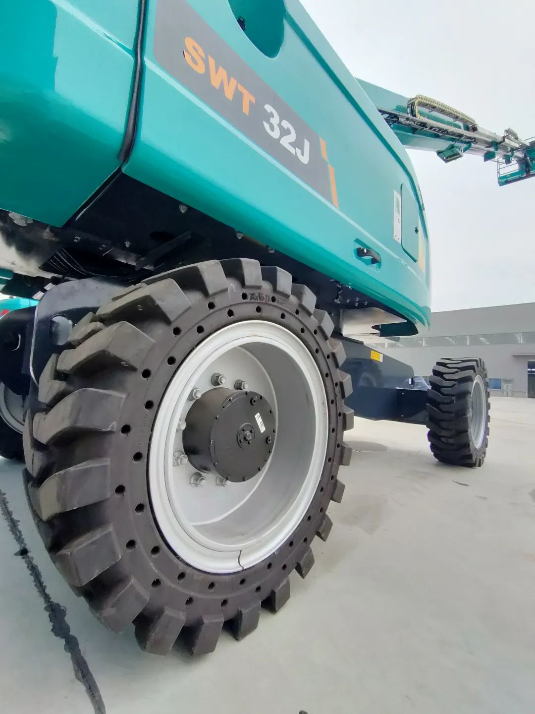 无需扩桥！开云官方注册-开云(中国)
智能国四款32米直臂式高空作业平台成功下线