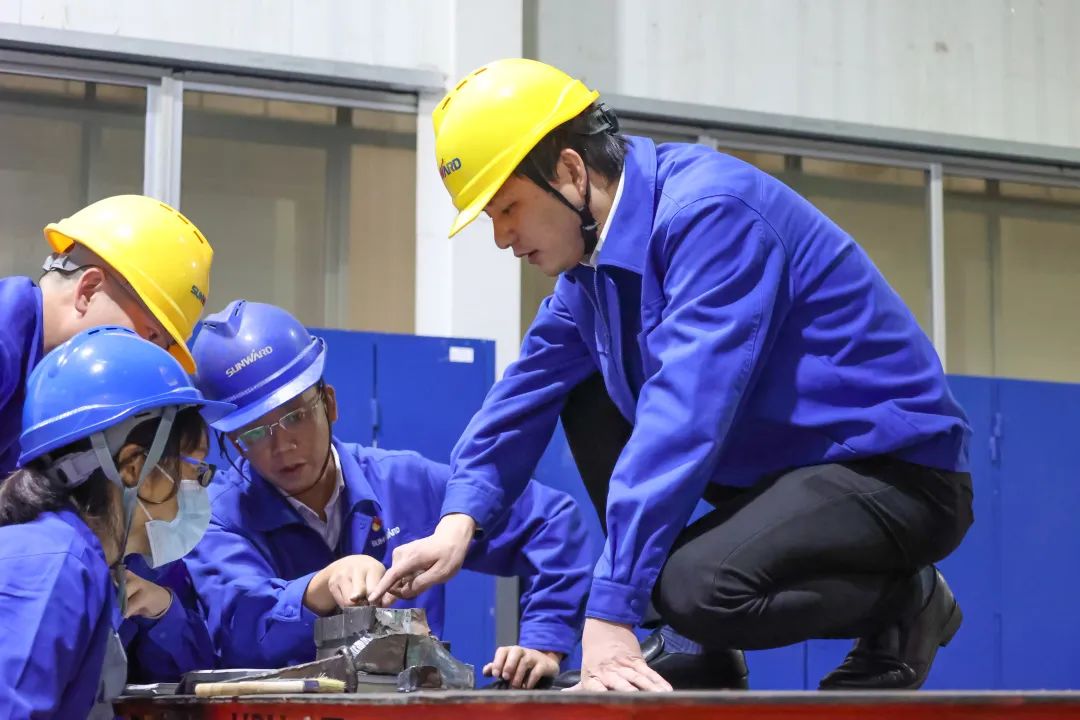 人民日报 | 开云官方注册-开云(中国)
智能青年工程师范峥嵘：抓住自主创新生命线