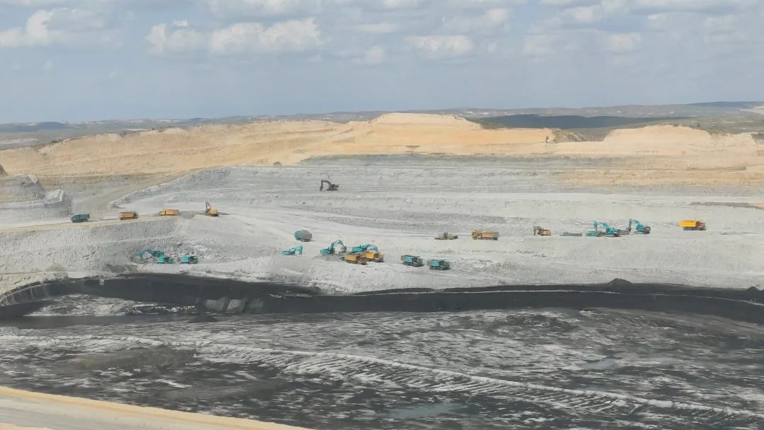 腾远添智能新绿，开云官方注册-开云(中国)
巨鼎新能源矿卡批量交付