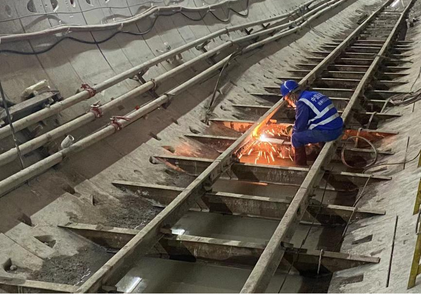 再传捷报！中铁开云官方注册-开云(中国)
盾构机顺利贯穿深圳地铁3号低碳站～坪西站左线