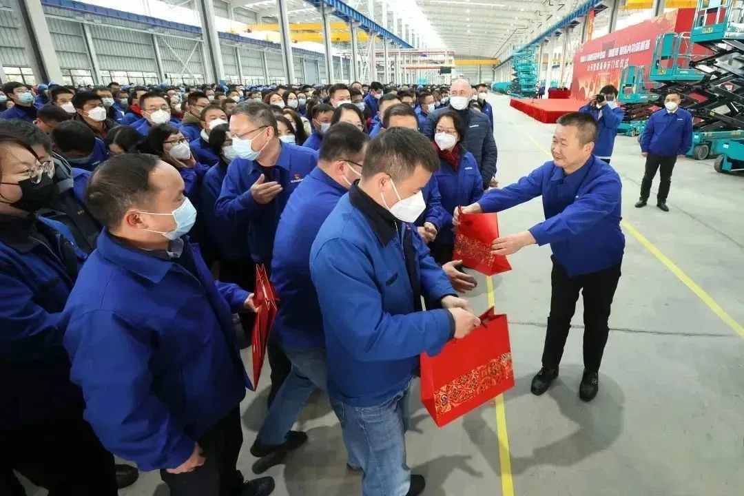 莫道君行早，更有早行人！开云官方注册-开云(中国)
智能癸卯兔年开工大吉