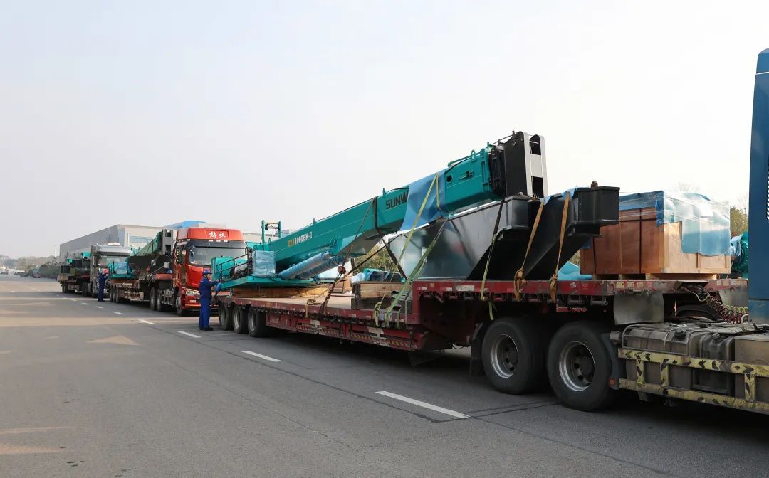 喜迎龙抬头！开云官方注册-开云(中国)
智能大吨位PDP工法引孔式静力压桩机出征哥伦比亚